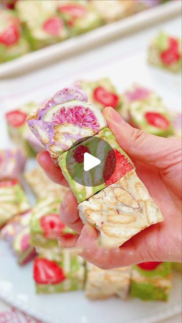 Snowflake Crisps Recipe, Snowflake Crisp Recipe, Snowflake Marshmallows, Snowflake Crisp, Marshmallow Slice, Crisps Recipe, Yogurt Oatmeal, Crisp Recipes, Strawberry Matcha