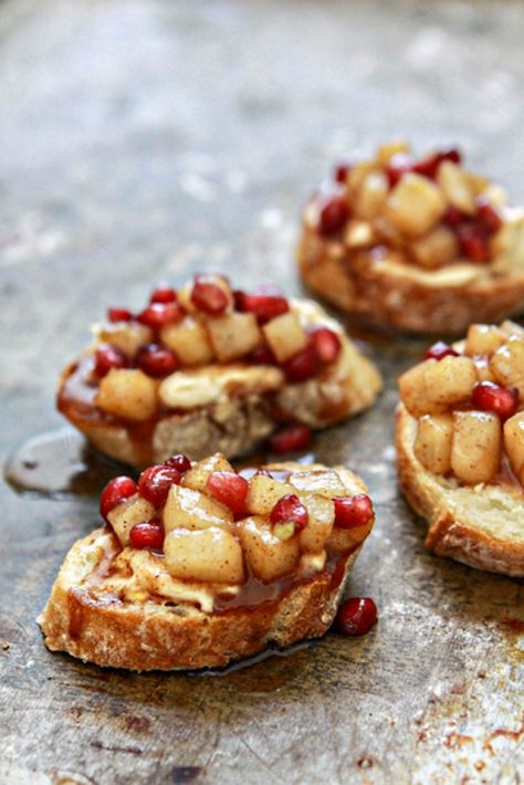 The Easiest Party Appetizers to Feed a Crowd, According to Pinterest Pomegranate Crostini, Easy Crostini, Holiday Finger Foods, Winter Appetizers, Crostini Appetizers, Pomegranate Recipes, Crostini Recipes, Spiced Pear, Finger Foods Easy