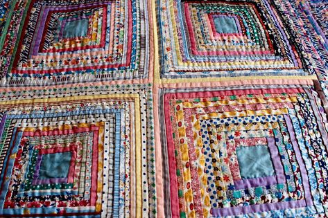 AlliKat Quilts: Manx Log Cabin Quilt Log Cabin, Log Cabin Patchwork, Dear Jane Quilt, Log Cabin Quilt Pattern, Log Cabin Quilt Blocks, Quilting Designs Patterns, Pieced Quilts, Bear Quilts, Cabin Quilt