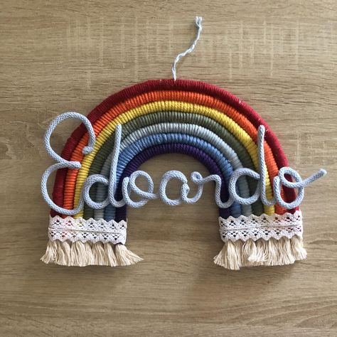 🌈Buongiorno e buon Giovedì 🌈 La meraviglia dei colori arcobaleno 🌈 #macramé #macramerainbows #arcobalenomacrame #macramerainbowhanging #fiocconascitapersonalizzato #macramerainbow #macramedecor #macrame #fiocconascitafattoamano #fiocconascitahandmade Macrame, Macramé