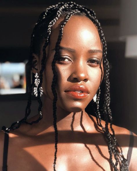 Divine beauties — Actress Lupita Nyong'o ahead of the 25th Annual... Heat Free Curls, Lupita Nyong, Lupita Nyongo, Sleek Updo, Lupita Nyong'o, Hairstyle Look, Creative Hairstyles, Dress Makeup, Natalie Portman