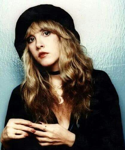 Stevie Nicks. This is one lady who always looks beautiful in any photo!! Stevie Nicks Young, Buckingham Nicks, Stevie Nicks Style, Stephanie Lynn, Gold Dust Woman, Stevie Nicks Fleetwood Mac, White Witch, I'm With The Band, Beautiful Voice