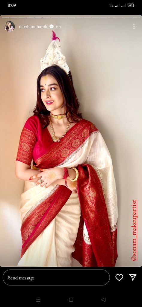 White And Red Bridal Saree, Bengali Engagement Look, Modern Bengali Bride Reception Look, Bengali Blouse Designs, Red Saree Bridal Look, Simple Bengali Bridal Look, Bengali Bride Saree, Bengali Reception Look, Bengali Bride Traditional Look