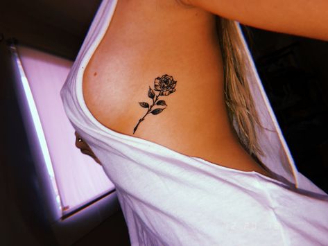 Side Rose Tattoos Women Rib Cage, Side Rib Tattoo, Rose Rib Tattoos, Rib Cage Tattoos, Tattoo Rib, Tattoos On Side Ribs, Ribcage Tattoo, Dragon Tattoo For Women, Best Friend Tattoos