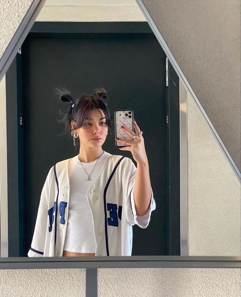 Baseball Top Outfit, Baseball Jersey Fashion, Baseball Jersey Outfit Women, Baseball Shirt Outfit, Basketball Jersey Outfit, Baseball Jersey Outfit, Baseball Jersey Women, Mirror Pictures, Jacket Outfit Women