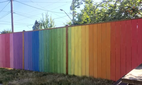 Rainbow ombré fence Rainbow Fence Backyards, Ombre House Exterior, Colourful Fence, Fence Modern Design, Rainbow Fence, Fence Painting Ideas, Fence Modern, Backyard Privacy Screen, Wood Fence Ideas