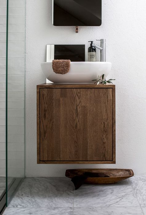 Stylish Remodeling Ideas for Small Bathrooms | Apartment Therapy Corner Bathtub Shower Combo, Rustic Small Bathroom Ideas, Corner Bathtub Shower, Toilet Renovation, Walnut Interior, Diy Bathroom Storage Ideas, Bathtub Shower Combo, Mini Bad, Bathroom Remodel Cost