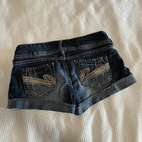 Y2K shorts  Size: small 5 Mudd shorts  #y2k... - Depop Mini Shorts Y2k Outfit, Shorts Y2k, Vintage Denim Shorts, Y2k Shorts, Y2k Depop, Summer 2025, Smallville, Y2k Fashion, Vintage Denim