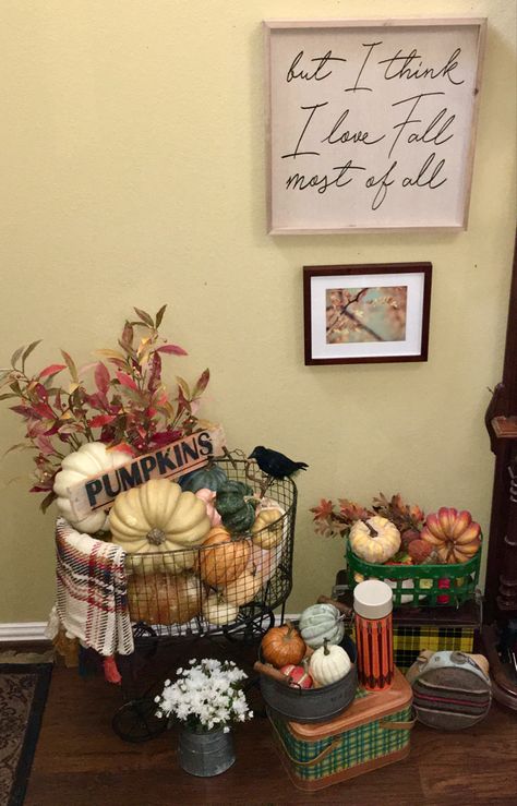 Fall Blanket Basket, Decorating With A Picnic Basket, Vintage Fall Vignettes, Picnic Basket Decor, Thanksgiving Decor Diy, Diy Thanksgiving Decor, Entry Way Table, Fall Picnic, Fall Vignettes