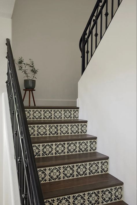 Spanish Colonial Decor, Tiled Staircase, Spanish Colonial Homes, Spanish Modern, Looking For Houses, Colonial Home, Timeless Kitchen, Casas Coloniales, Spanish Style Homes