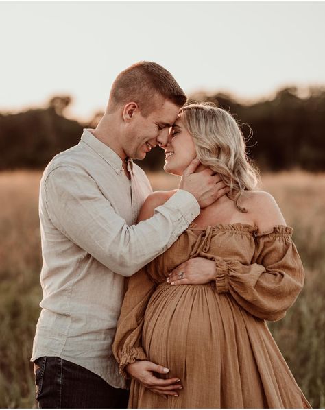 Gazebo Maternity Pictures, Maternity Photoshoot Field, Spring Maternity Pictures, Maturity Pictures, Fall Maternity Shoot, Couple Maternity Poses, Maternity Studio Photoshoot, Family Maternity Pictures, Couple Maternity