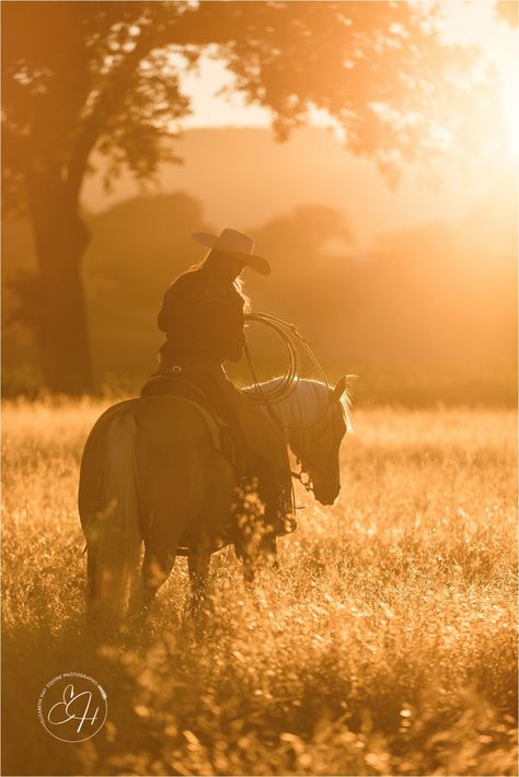 Western Saddle Photography, Horse And Rider Photography Sunset, Sunset Horse Photography, Cowgirl Horse Photography, Ranch Horse Photography, Western Horse Photoshoot Ideas, Cowgirl And Horse Photography, Roping Pictures, Western Photography Ideas