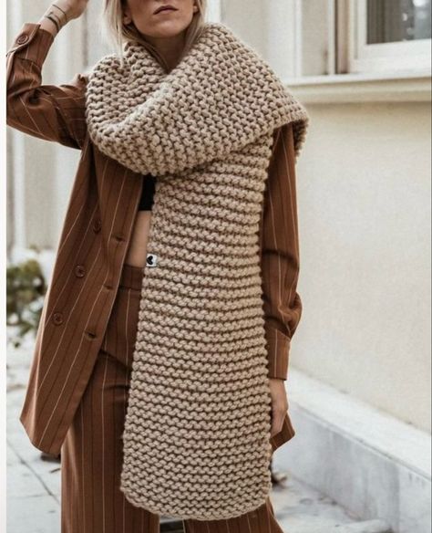 Giant Scarf, Crochet Blanket Scarf, How To Wear A Blanket Scarf, Cozy Winter Fashion, Minimalist Moda, Cosy Blanket, Ribbed Scarf, Scarf Trends, Big Scarf