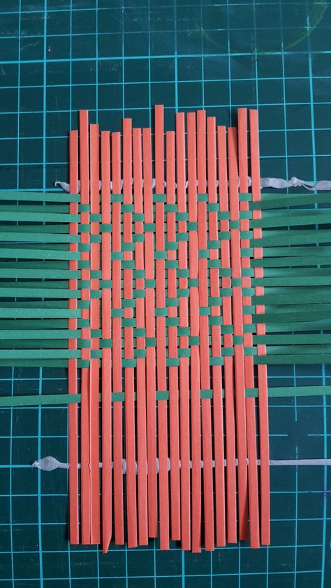 Weaving Fabric Strips, 3d Weaving Techniques, Paper Weaving Art Lesson, Banig Weaving Paper, Op Art Paper Weaving, Weaving Patterns Design, Circular Weaving, Basket Weaving Patterns, Geometric Pattern Art