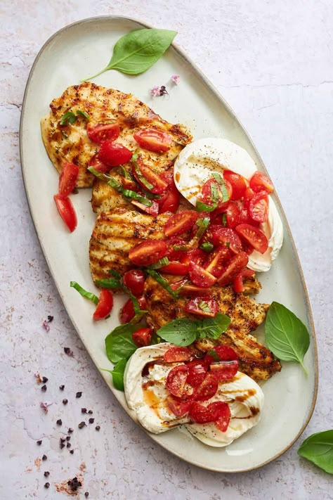 Tomato Basil Chicken with Burrata Chicken With Burrata, Burrata Chicken, Tomato Basil Chicken, Food Dolls, Greek Lemon Chicken, Caprese Chicken, Grilled Tomatoes, Basil Chicken, Chicken Shawarma