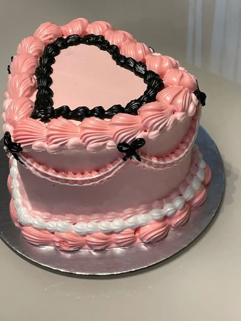 Gothic Birthday Cakes, Goth Cakes, Bolo Vintage, Monster High Cake, 17 Birthday Cake, Vintage Birthday Cakes, Pink Birthday Cakes, Cute Baking, Fake Cake