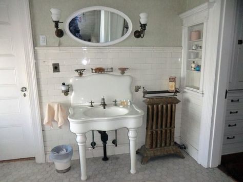 Rockcliffe Mansion (Hannibal, MO) - B&B Reviews - TripAdvisor Old Fashioned Bathroom, Jessalyn Grace, Walk In Shower Designs, Victorian Bathroom, Bad Design, Bathroom Prints, Bath Room, Vintage Bathroom, Rustic Bathroom