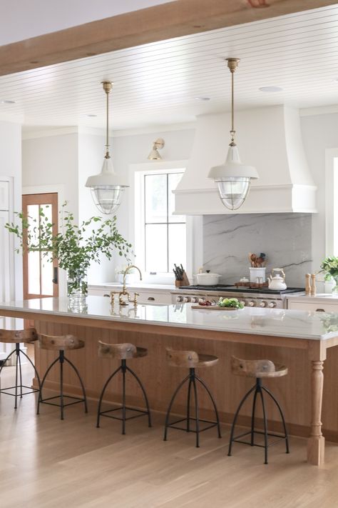 White kitchen with wood island Beach Style Kitchen, Model Dapur, Lake House Kitchen, Wood Island, Home Luxury, House Kitchen, Traditional Kitchen, Kitchen Style, Kitchen Styling