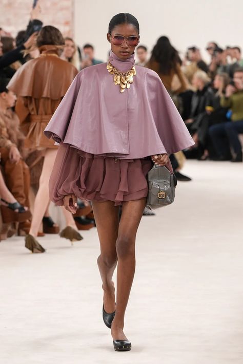 Chloé Fall 2024 Ready-to-Wear Fashion Show | Vogue Runway 2025 Fall Winter, Chloe Aw24, Outfit Cardigan, Resort 2024, Catwalk Collection, Fashion Forecasting, Fall Layers, Fashion 2024, Outfit Inspo Fall