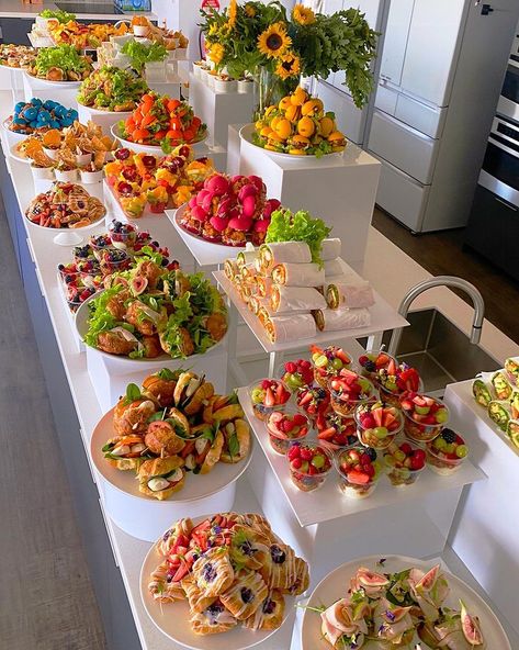 Catering Food Displays, Fest Mad, Catering Ideas Food, Party Food Buffet, Party Food Platters, Birthday Brunch, Läcker Mat, Catering Food, Food Displays