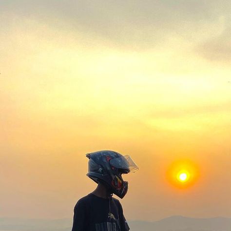 Bike Ride Photo, Bike Photo Pose, Aesthetic Boy Pics, Bike Ride Aesthetic, Royal Enfield Classic 350cc, Aesthetic Bike, Just Do It Wallpapers, Instagram Profile Pic, Photography Men