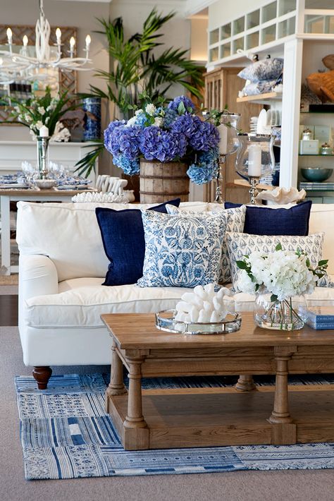 Blue And White Living Room, Coastal Decorating Living Room, Geek Decor, Coastal Living Rooms, Coastal Living Room, White Living Room, Blue Living Room, Design Del Prodotto, Beautiful Living Rooms