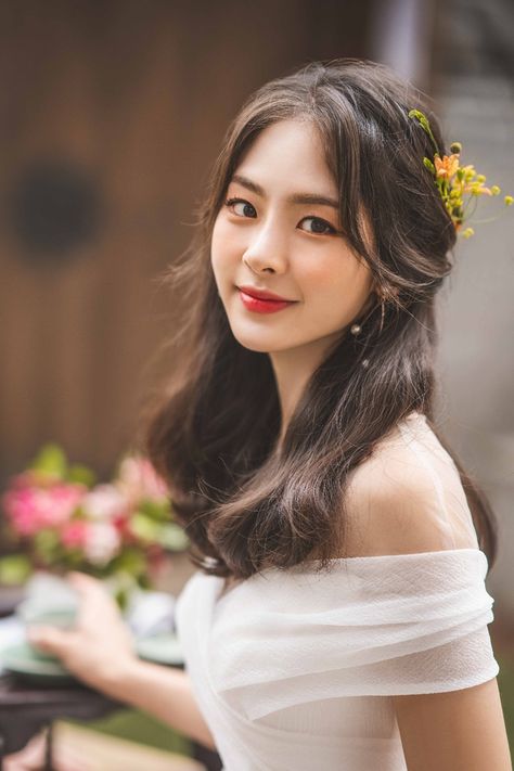 Korean Wedding Hair, Asian Wedding Hair, Asian Wedding Makeup, Event Hairstyles, Hairdo Wedding, Elegant Wedding Hair, Wedding Hair Inspiration, Wedding Hair Down, Asian Hair