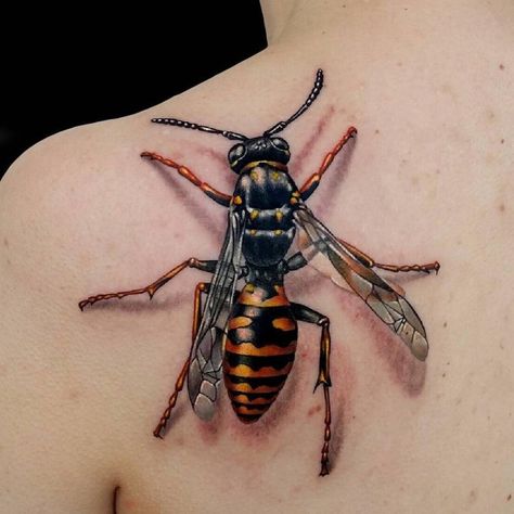 This is the mother of wasps! Cool animal tattoo. Click to discover more Mind Bending 3D & Optical Illusion Tattoos. Bee Tattoo Meaning, Wasp Tattoo, Tato 3d, Best 3d Tattoos, Tatoo 3d, Amazing 3d Tattoos, 3d Butterfly Tattoo, Bumble Bee Tattoo, Lisbeth Salander