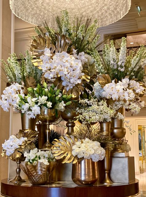 Beverly Wilshire doing her thing with gold accents✨ Hotel Flower Arrangements Lobbies, Lobby Flowers, Hotel Flower Arrangements, Hotel Flowers, Flower Displays, Lobby Decor, Flower Party, Flower Display, Art Flowers