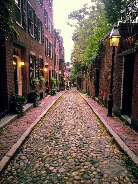 beacon hill, boston, massachusetts | cities in the united states + travel destinations #wanderlust Salem Photoshoot, Boston Weekend, Beacon Hill Boston, Boston Vacation, Massachusetts Travel, Boston Skyline, Boston Usa, Boston Mass, Beacon Hill