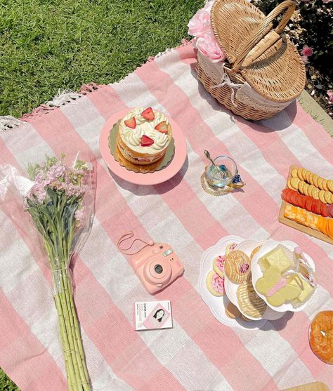 Picnic Aesthetics, Cottagecore Party, Pastel Theme Party, French Picnic, Cute Picnic, Danish Pastel Aesthetic, Dream Summer, Picnic Date, Danish Pastel