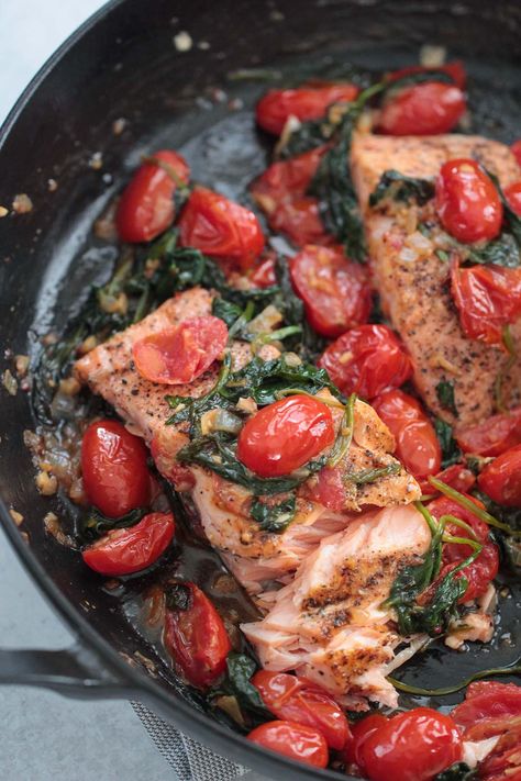 Salmon With Tomatoes And Spinach, Salmon Cherry Tomatoes Spinach, Tilapia Spinach Recipes, Salmon Tomatoes Spinach, Salmon And Spinach Recipes Healthy, Protein Pescatarian Meals, Salmon And Spinach Recipes, Salmon Stuffed With Spinach, Salmon Caprese