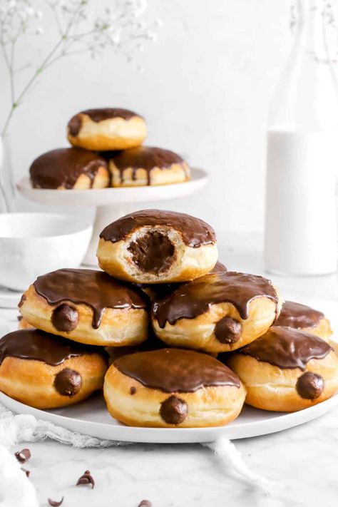 Chocolate Pastry Cream, Bakers Table, Homemade Doughnuts, Filled Donuts, Chocolate Pastry, Sweet Dough, Family Breakfast, Homemade Donuts, Doughnut Recipe