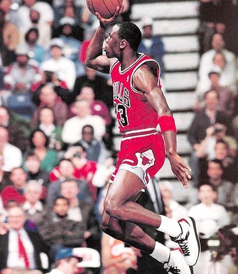 Air Jordan. #MJMondays Michael Jordan Dunk Contest, Nba Slam Dunk Contest, Nba Basket, Dunk Contest, Michael Jordan Basketball, Jordan Basketball, Slam Dunk, Athletic Men, Basketball Players