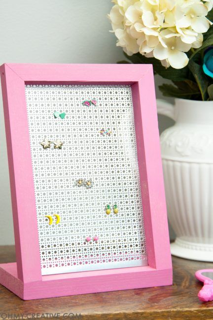 This is so easy even I could make it! Organize your favorite earrings with this DIY jewelry display holder. A quick and easy build that can be done without power tools. | OHMY-CREATIVE.COM Display For Earrings, Kids Jewelry Diy, Diy Earring Holder, Diy Crafts Earrings, Boho Jewelry Diy, Diy Jewelry Display, Diy Jewelry Holder, Jewelry Box Diy, Jewelry Organizer Diy