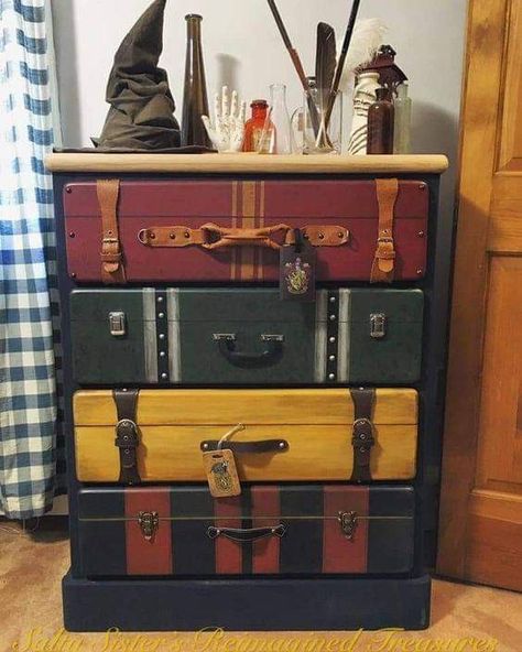 Harry Potter Dresser Diy, Harry Potter Furniture Ideas, Harry Potter Dresser, Harry Potter Furniture, Harry Potter Luggage, Suitcase Furniture, Exhibition Display Design, Harry Potter Nursery, Harry Potter Wall