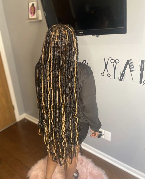 Soft Locs With Blonde Highlights, Soft Locs Bohemian, Soft Locs With Highlights, Distressed Soft Locs, Best Curly Haircuts, Weave Hairstyles Braided, Soft Locs, Braided Hairdo, Big Box Braids Hairstyles