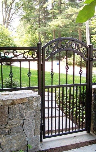 Pagar Modern, Wrought Iron Gate Designs, Wrought Iron Garden Gates, Iron Garden Gates, Balkon Decor, Concrete Fence, Iron Gate Design, Wrought Iron Gate, Casa Country