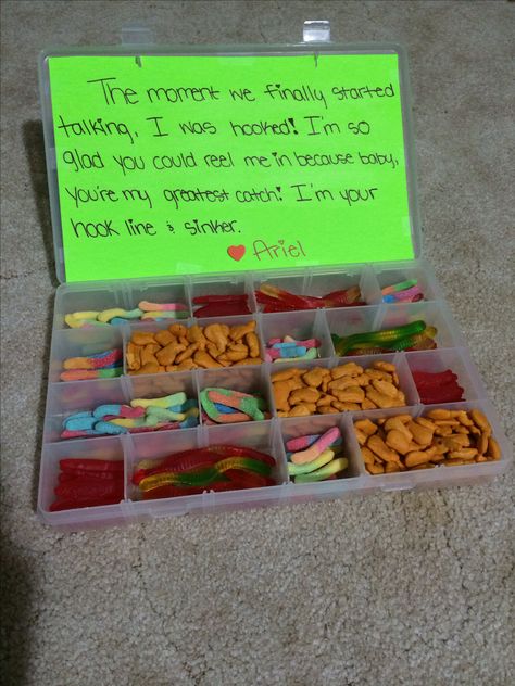 Use a fishing container, wash it, and fill it with candy related to fishing (goldfish, sweedish fish, gummy worms, etc.) Cheesy Valentine, Funny Boyfriend Gifts, Bf Gifts, Gummy Worms, Presents For Boyfriend, Relationship Gifts, Golden Doodle