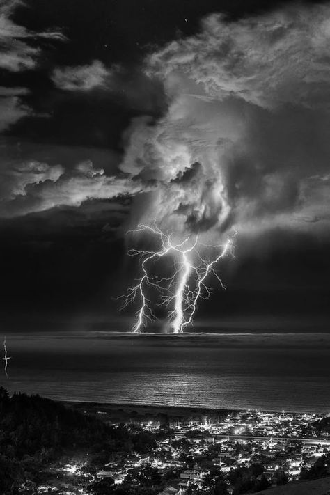 Water Black And White, White Photo Wall, Lightning Photos, Storm Wallpaper, Lightning Photography, Black And White Photo Wall, Black And White Picture Wall, Body Of Water, Dark Wallpaper Iphone