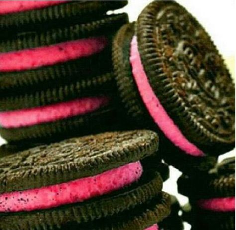 pink oreos ! Pink Oreos, Oreo Delight, Pink Sweets, Chocolate Delight, Oreo Cookies, Everything Pink, Awareness Ribbons, Cupcake Cookies, Pink Ribbon