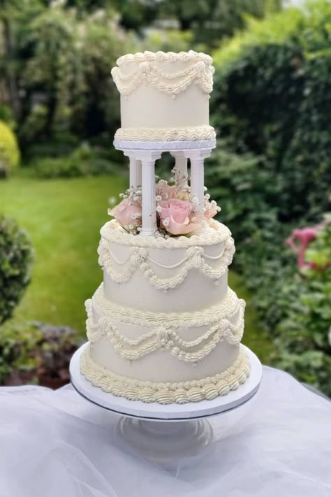 vintage wedding cake designs Cake Design Trends, Vintage Wedding Cake Designs, Wedding Cake Vintage, Old Fashioned Wedding, Vintage Wedding Cakes, Venetian Wedding, Royal Wedding Cake, Big Wedding Cakes, 3 Tier Wedding Cakes