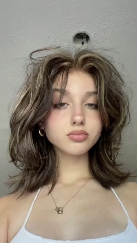 Anna Tervort, Aesthetic Haircuts Round Face, Wolfcut Hair Shoulder Length, Wolf Cut Short Hair Women, Wolfcut Shoulder Length, Wolf Short Hair, Cute Wolf Cut, Short Wolfcut Girl Hair, Wolf Cut Women