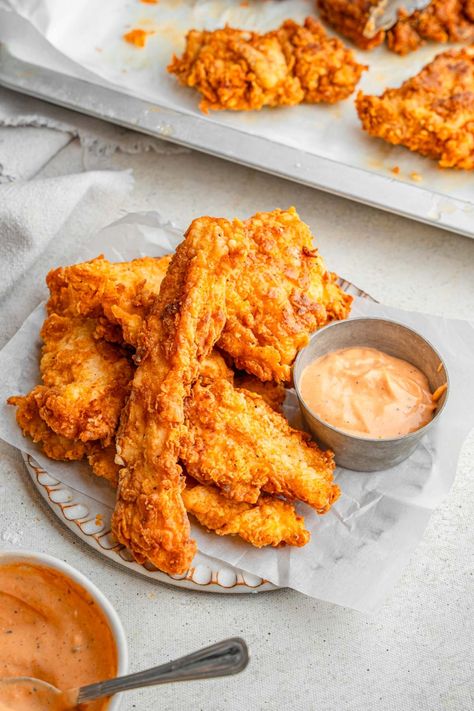 Homemade Raising Cane's Chicken and Cane's Sauce Canes Chicken Tenders Recipe, Raising Canes Chicken Recipe, Chicken Strip, Canes Sauce, Canes Chicken, Chicken Strip Recipes, Breaded Chicken Recipes, Raising Canes, Crispy Chicken Tenders