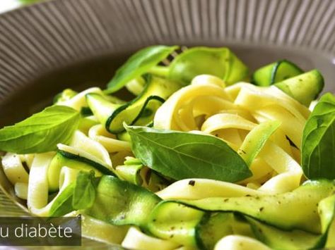 poivre, citron, courgette, pignon, fleur de sel, huile d'olive, ail, parmesan, basilic Tagliatelle Recipe, Quinoa Breakfast Bars, Tagliatelle Pasta, Sauteed Kale, Vegetable Curry, Wellness Recipes, Cabbage Salad, Sweet Potato Soup, Zucchini Recipes