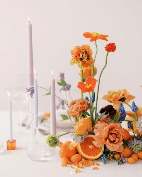 Fruit In Centerpieces, Fruit And Flower Table Decor, Orange Floral Tablescape, Persimmon Wedding Colors, Orange Citrus Wedding Decor, Modern Citrus Wedding, Fruit And Flower Wedding Centerpieces, Bright Wedding Table Settings, Fruits Wedding Decoration