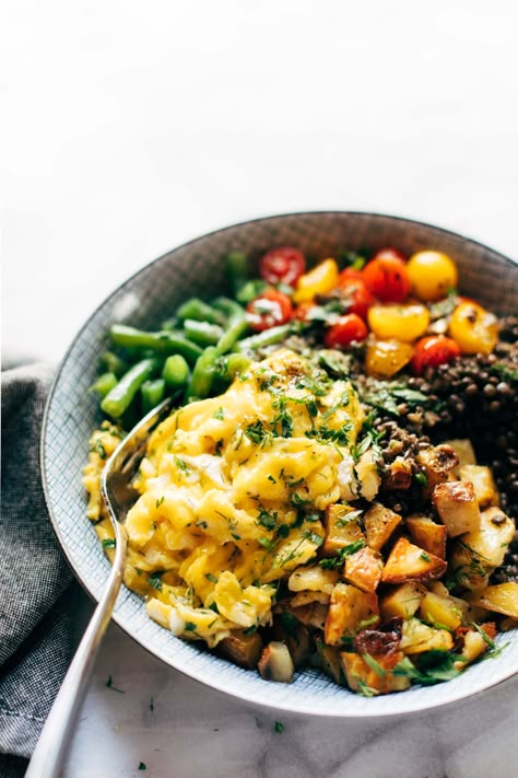 Sunshine Lentil Bowls with Garlic Olive Oil Dressing Lentil Bowls, Green Beans Tomatoes, Soft Scrambled Eggs, Olive Oil Dressing, Plats Healthy, Pinch Of Yum, Christmas Side, Buddha Bowls, Lentil Recipes