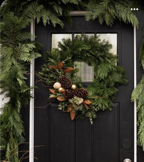 Organize Kitchen Appliances, Julkransar Diy, Winter Planters, Organize Kitchen, Winter Greens, Silver Fir, Holiday Wreaths Christmas, Natural Christmas Decor, Christmas Floral Arrangements