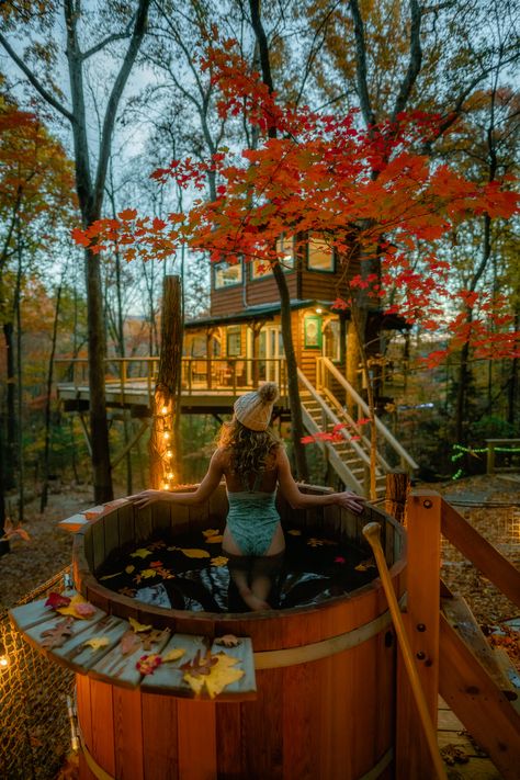 Dreamy fall getaway in a treehouse with a cedar wood-fired hot tub Honeymoon Cabin Romantic, Mountain Hot Tub, Cabin Reference, Honeymoon Airbnb, Treehouse Aesthetic, Tub Aesthetic, Christmas England, New York Friends, Cabin Activities