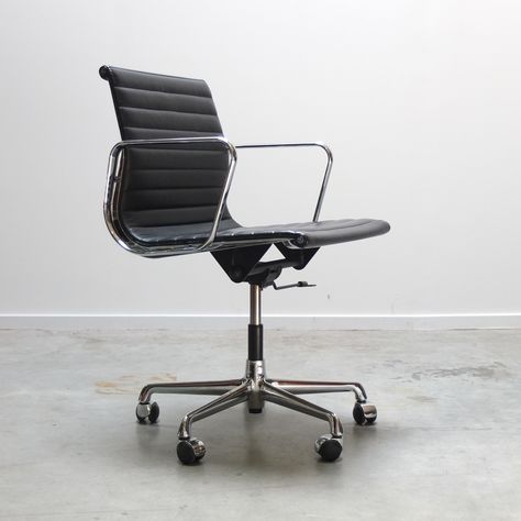 Listed on VNTG.com: 'EA 117' Swivel Desk Chair by Charles & Ray Eames for ICF, 1980s | #vntg #vintage Eames Desk, Eames Office Chair, Modern Desk Chair, Swivel Desk Chair, Design Studio Office, Swivel Desk, Velvet Lounge Chair, Office Armchair, Room London